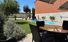 Villa Mandres. Casa Con Jardin Y Piscina. Proximo A Puy Du Fou.